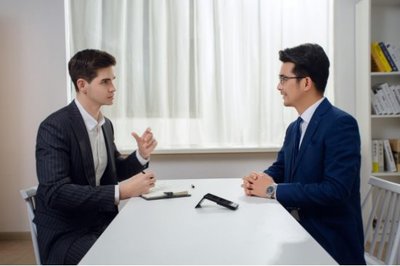 保持距離又貼近心靈,訊飛雙屏翻譯機(jī)讓跨語(yǔ)言溝通更高效